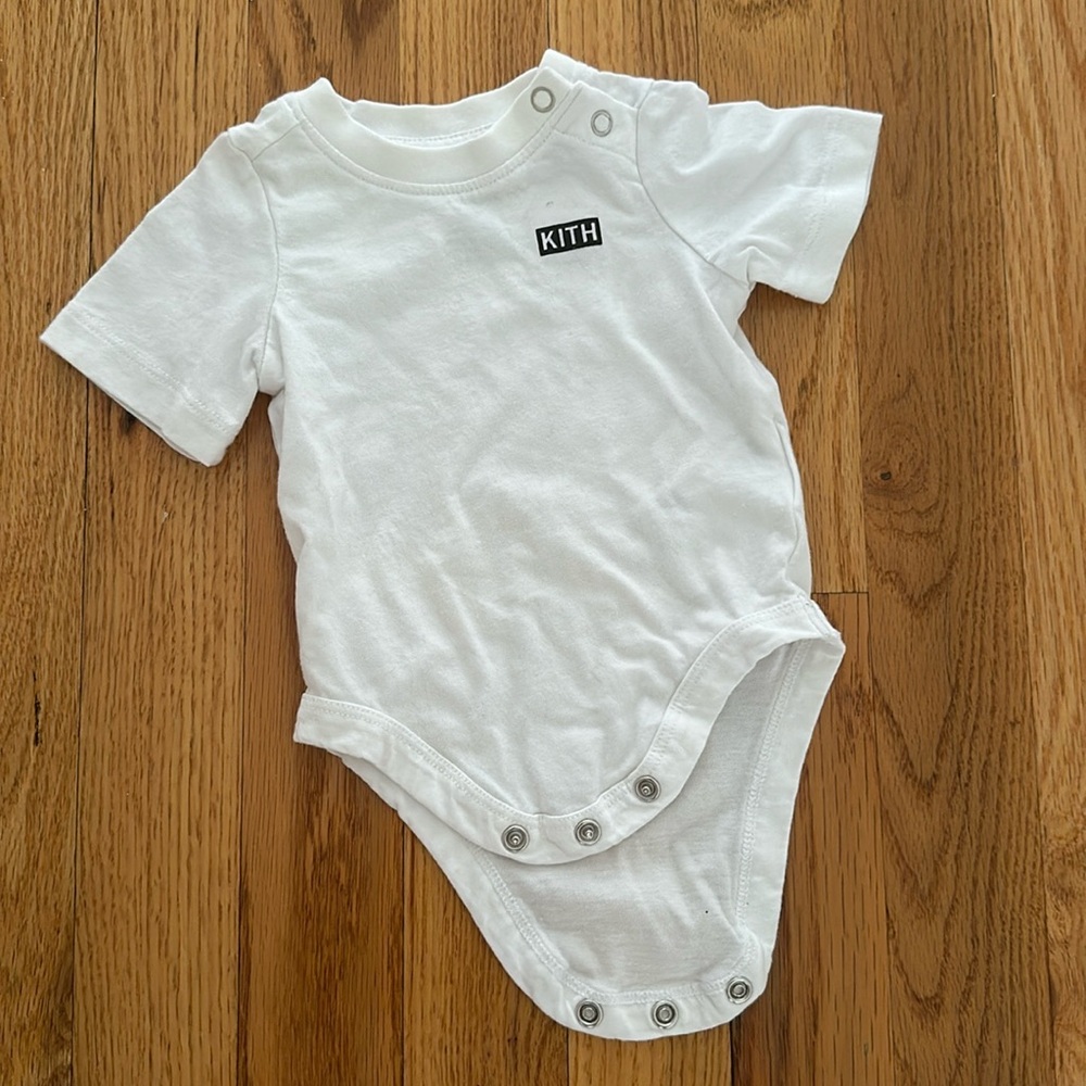 Kith onesie - 0-3mos - worn x1 - no stains